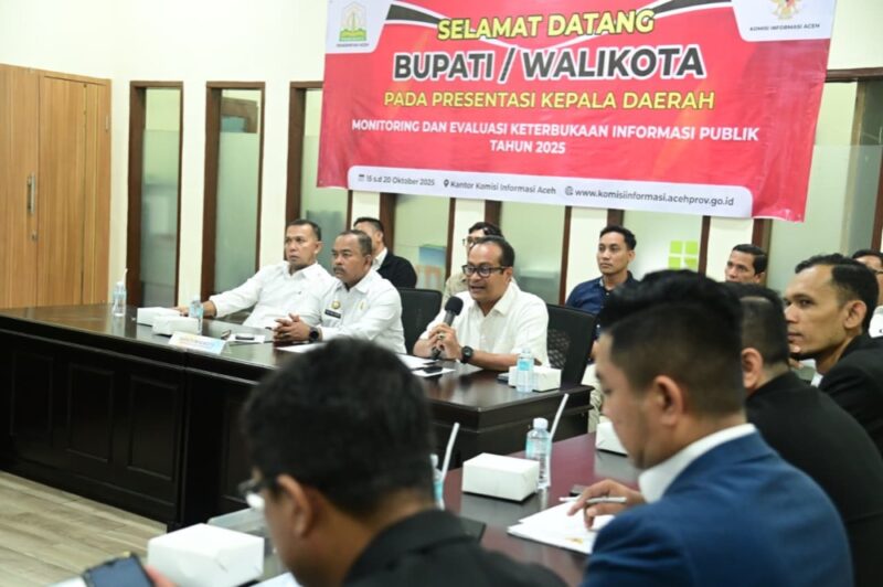 Plt. Kepala Dinas Komunikasi dan Informatika Aceh Besar Khairul Huda S.Kom MM mempresentasikan layanan keterbukaan informasi publik di Kantor KIA, Banda Aceh, Rabu (15/10/2025)
FOTO: MC ACEH BESAR