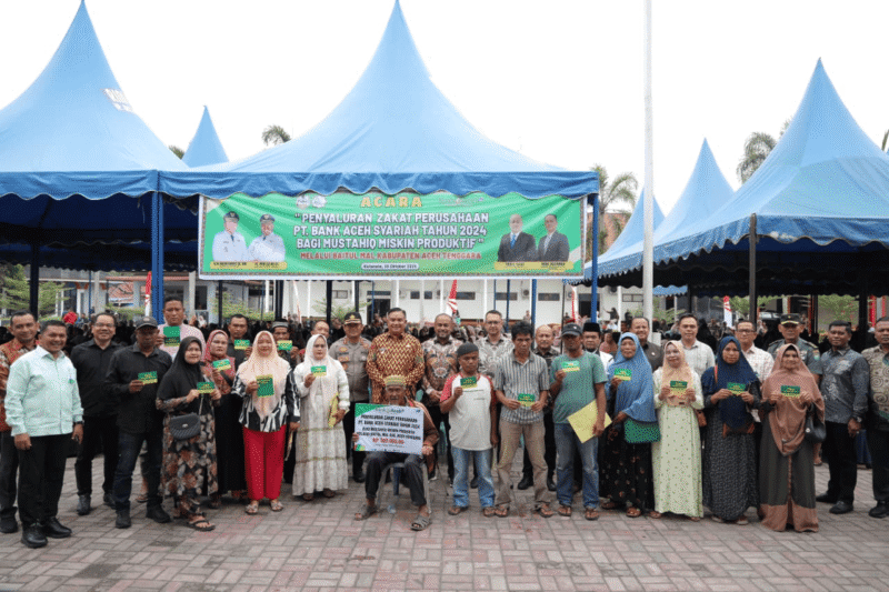 Penyerahan dan penyaluran Zakat Perusahaan Bank Aceh Tahun Buku 2024 senilai Rp500.000.000,00 (Lima Ratus Juta Rupiah) kepada 1.216 Mustahiq Miskin Produktif di Kabupaten Aceh Tenggara melalui Baitul Mal Kabupaten Aceh Tenggara. dok. Ist
