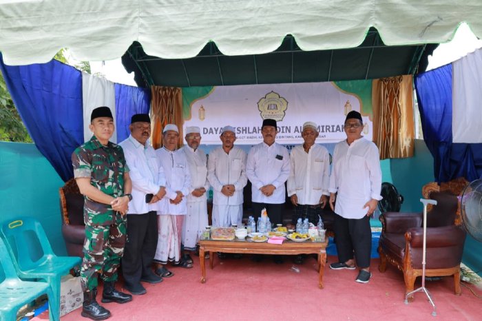 Wakil Bupati Aceh Besar Drs. H. Syukri A. Jalil menghadiri perayaan Maulid Nabi Muhammad SAW 1447 H di Dayah Islahuddin Al Amiriyah, Gampong Cot Madhi, Kecamatan Blang Bintang, Aceh Besar, Sabtu (04/10/2025). FOTO. MC ACEH BESAR