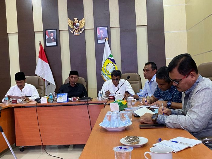 Bupati Aceh Besar H Muharram Idris memimpin rapat pembentukan Tim Terpadu Penertiban Kabupaten Aceh Besar di Aula Kantor Bupati Aceh Besar, Jumat (3/10/2025). FOTO: MC ACEH BESAR
