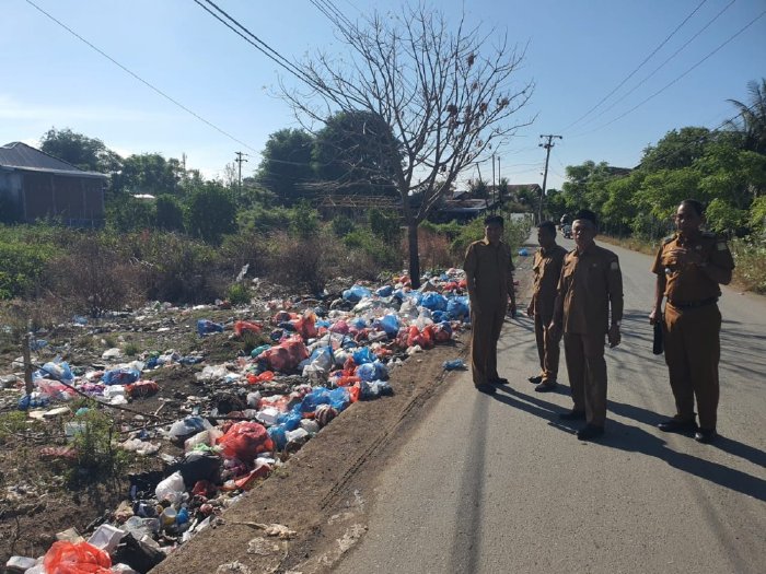 Kepala Dinas Lingkungan Hidup Aceh Besar H. Muwardi, SH dan Staf meninjau kondisi sampah liar di Gampong Baet, Kecamatan Baitussalam, Aceh Besar, Senin (6/10/2025). FOTO: DOK DLH ACEH BESAR