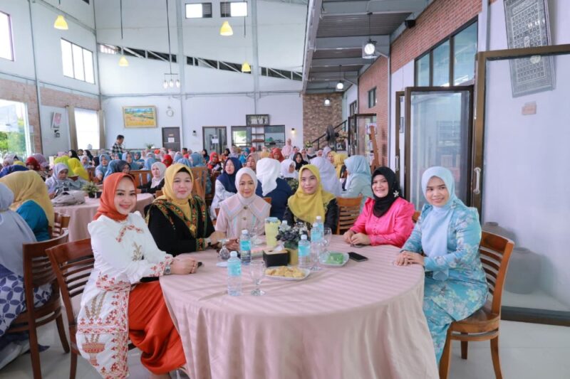 Ketua TP PKK Aceh Besar menghadiri penutupan Pekan Kreativitas Pangan Lokal Janeng 2025 dalam rangka memperingati Hari Pangan Sedunia (World Food Day) di Kuala Village Resto, Lamdingin, Banda Aceh, Kamis (16/10/2025). dok. MC Aceh Besar