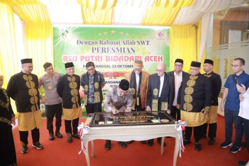 Bupati Aceh Besar H. Muharram Idris menandatangani prasasti peresmian RSU Putri Bidadari Aceh di Jalan Soekarno Hatta, Gampong Lamreung, Kecamatan Darul Imarah, Kabupaten Aceh Besar, Kamis (23/10/2025). FOTO: PROKOPIM ACEH BESAR