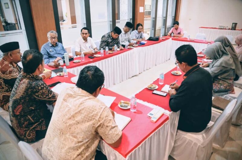 Wakil Bupati Aceh Besar Drs H Syukri A Jalil didampingi Sekda Aceh Besar Bahrul Jamil SSos MSi, Kadis Syariat Islam Aceh Besar Rusdi SSos MSi, pimpin Rapat Koordinasi Persiapan Keberangkatan Kafilah MTQ di Hotel Manidatul Zahra, Kecamatan Darul Imarah, Aceh Besar, Kamis (23/10/2025). FOTO: MC ACEH BESAR