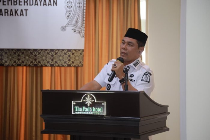 Bupati Aceh Besar H. Muharram Idris (Syech Muharram) saat membuka Lokakarya Percepatan Pengakuan dan Perlindungan Hak-Hak Tenurial MHA sebagai strategi peningkatan pemberdayaan ekonomi dan kesejahteraan masyarakat di The Pade Hotel. Dok. Pemkab Aceh Besar