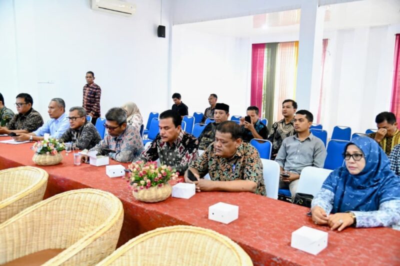 Para camat mengikuti Optimalisasi Percepatan Oprasional dan Perkembangan Koperasi Desa Merah Putih di Aula Dekeanasda, Gampong Gani, Kecamatan Ingin Jaya, Aceh Besar, Kamis, (30/10/2025). FOTO: MC ACEH BESAR