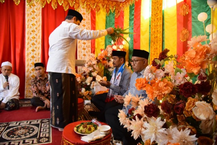 Wakil Bupati Aceh Besar Drs H Syukri A Jalil, bersama Ketua Kafilah Farhan AP, serta rombongan, disambut di Pendopo Bupati Pidie Jaya, Kamis (30/10/2025). FOTO: MC ACEH BESAR
