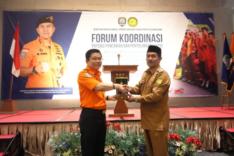 Wakil Bupati Aceh Besar Drs H Syukri A Jalil menerima cendera mata dari Direktur Bina Potensi Basarnas Agus Haryono S.S., M.B.A pada acara FKP3 Tahun 2025 di Hotel The Pade, Kecamatan Darul Imarah, Aceh Besar, Senin (06/10/2025). FOTO: MC ACEH BESAR