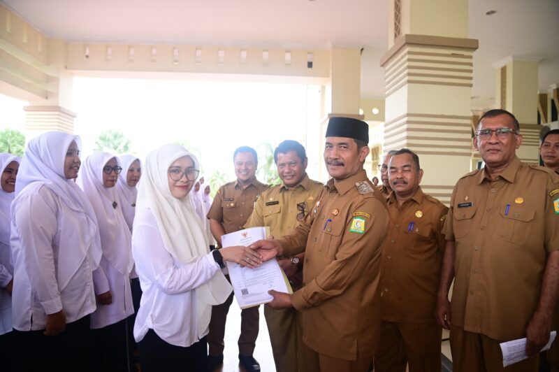 Wakil Bupati Aceh Besar, Drs. H. Syukri A. Jalil, menyerahkan secara simbolis SK PPPK Tahap II dan CPNS IPDN Formasi Tahun 2025, yang berlangsung di Kantor Bupati, Kota Jantho, Senin (20/10/2025). FOTO: MC ACEH BESAR.