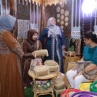 Ketua dekranasda Aceh Besar Hj. Rita Mayasari, mengunjungi stand pameran dekranasda Aceh besar dalam rangka pameran Inakraf yang di adakan di Jakarta international Convention Center, jakarta, Rabu, (01/10/2025 ). FOTO: PROKOPIM PEMKAB ACEH BESAR