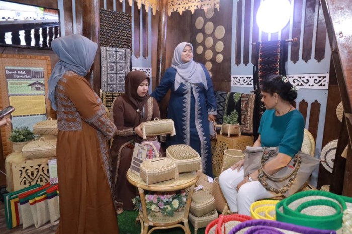 Ketua dekranasda Aceh Besar Hj. Rita Mayasari, mengunjungi stand pameran dekranasda Aceh besar dalam rangka pameran Inakraf yang di adakan di Jakarta international Convention Center, jakarta, Rabu, (01/10/2025 ). FOTO: PROKOPIM PEMKAB ACEH BESAR