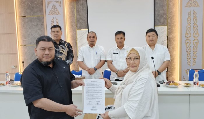 Bupati Bener Meriah yang diwakili Sekretaris Daerah Kabupaten Bener Meriah, Riswandika Putra, S.STP, M.A.P, menghantar tugas Direktur Rumah Sakit Umum Daerah Muyang Kute Redelong, Jum'at, 10 Oktober 2025. dok. Pemkab Bener Meriah
