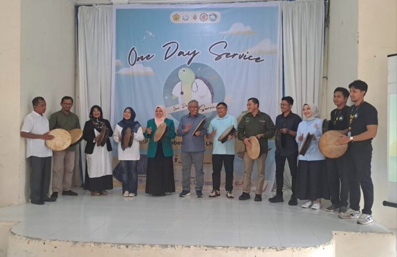 Pemukulan rapai tanda mulainnya Baksos Kesehatan One Day Service Tim Bantuan Medis Fakultas Kedokteran USK di Puskesmas Lhoknga, Aceh Besar, Minggu (26/10/2025).  dok. MC Aceh Besar