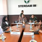 Staf Ahli Bidang Keistimewaan, SDM, dan Kerjasama, Adi Darma, S.Pd., M.Pd mengahdiri Kegiatan Pemberdayaan Wilayah Perbatasan oleh TNI dan Pemerintah di Ruang Rapat Sterdam Kodam IM, Banda Aceh, Rabu (01/101/2025). FOTO : MC ACEH BESAR