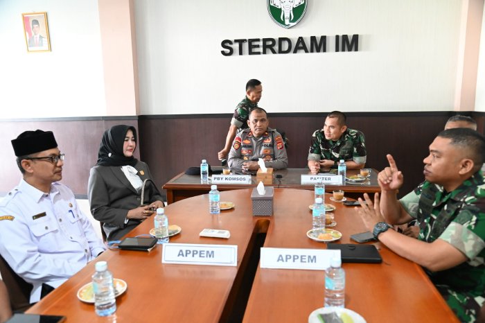 Staf Ahli Bidang Keistimewaan, SDM, dan Kerjasama, Adi Darma, S.Pd., M.Pd mengahdiri Kegiatan Pemberdayaan Wilayah Perbatasan oleh TNI dan Pemerintah di Ruang Rapat Sterdam Kodam IM, Banda Aceh, Rabu (01/101/2025). FOTO : MC ACEH BESAR