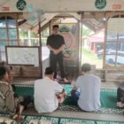 Bupati Aceh Besar H. Muharram Idris (H. Syech Muharram) memberikan Tausiah Ba'ada Shalat Zuhur di Balee Beut Ar-Bain Lamsayun, kecamatan Ingin Jaya, Aceh Besar, Rabu (1/10/2025).
FOTO: MC ACEH BESAR