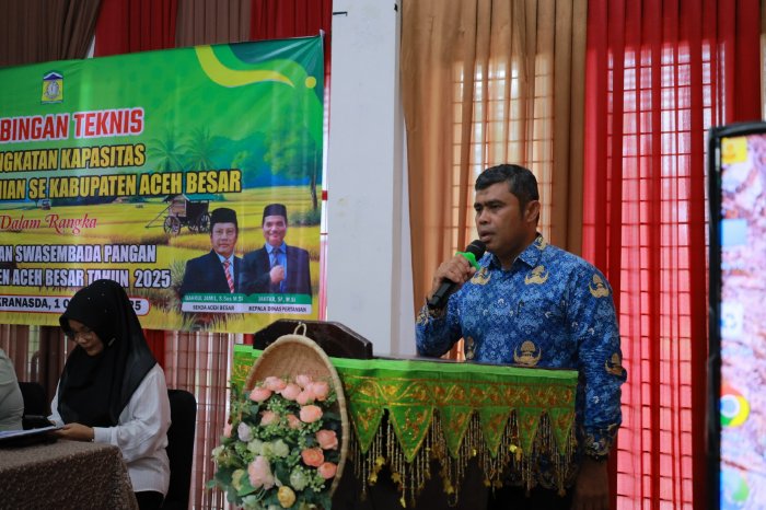 Sekdis Pertanian Aceh Besar Ahmad Suardi, menyampaikan sambutannya pada pembukaan Bimtek penyuluh pertanian, di Gedung Dekranasda Aceh Besar, Gani, Kecamatan Ingin Jaya, Kabupaten Aceh Besar, Rabu (1/10/2025). FOTO: MC ACEH BESAR
