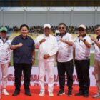 Ketua Umum PSSI, Erick Thohir, bersama Gubernur Jawa Barat, Dedi Mulyadi, atau kerap disapa KDM, secara resmi membuka Liga 4 Piala Gubernur Jawa Barat 2025 di Stadion R.A. Adiwijaya, Garut, Minggu (26/10/2025). dok. PSSI
