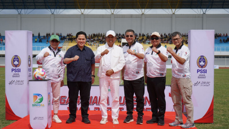 Ketua Umum PSSI, Erick Thohir, bersama Gubernur Jawa Barat, Dedi Mulyadi, atau kerap disapa KDM, secara resmi membuka Liga 4 Piala Gubernur Jawa Barat 2025 di Stadion R.A. Adiwijaya, Garut, Minggu (26/10/2025). dok. PSSI