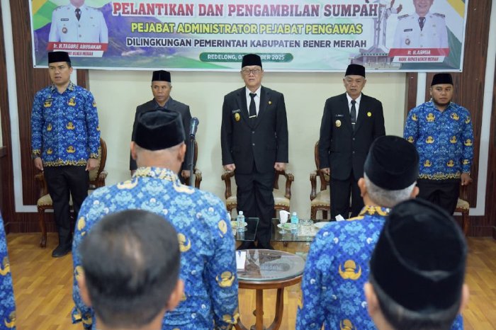 Bupati Bener Meriah, Ir. H. Tagore Abubakar, melantik dan mengambil sumpah empat pejabat administrator dan pengawas di lingkungan Pemerintah Kabupaten Bener Meriah, Kamis (2/10/2025), di Oproom lantai 2 Setdakab Bener Meriah. dok. Pemkab Bener Meriah