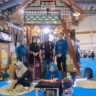 Bupati Aceh Besar, H. Muharram Idris foto bersama dengan Ketua Dekranasda Aceh Besar Hj. Rita Mayasari dan pengurus saat meninjau stand Dekranasda Aceh Besar pada ajang The 24th Jakarta Inacraft tahun 2025, di JCC, Senin (6/10/2025). FOTO: PROKOPIM PEMKAB ACEH BESAR