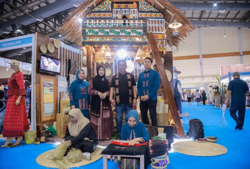 Bupati Aceh Besar, H. Muharram Idris foto bersama dengan Ketua Dekranasda Aceh Besar Hj. Rita Mayasari dan pengurus saat meninjau stand Dekranasda Aceh Besar pada ajang The 24th Jakarta Inacraft tahun 2025, di JCC, Senin (6/10/2025). FOTO: PROKOPIM PEMKAB ACEH BESAR