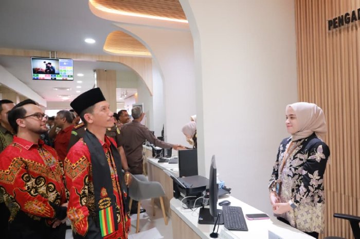 Bupati Kabupaten Aceh Barat, Tarmizi SP, MM secara resmi melaunching pengoperasian Mal Pelayanan Publik (MPP) Aceh Barat di Jalan Nasional, Kota Meulaboh pada Kamis (16/10/2025). dok. Pemkab Aceh Barat