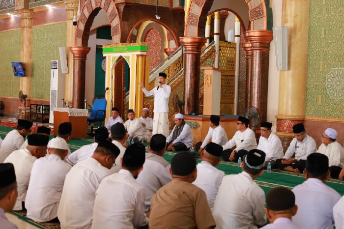 Pemerintah Kabupaten (Pemkab) Aceh Barat menggelar kegiatan zikir bersama dan tausiyah di Masjid Agung Baitul Makmur pada Jumat (17/10/2025). dok. Pemkab Aceh Barat