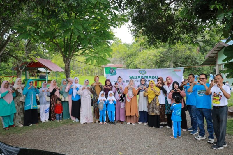 Foto bersama pada pelaksanaan Segar Madu, di TK Alam Islam Bukit Pedas, Cot Keu Eung, Kecamatan Kuta Baro, Kabupaten Aceh Besar, Sabtu (18/10/2025). FOTO: MC ACEH BESAR