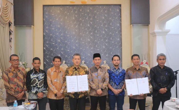 Bupati Aceh Barat Tarmizi SP MM menerima kunjungan dan silaturahmi Rektor Institut Teknologi Sepuluh November (ITS) Surabaya Prof. Dr. (HC) Ir. Bambang Pramujati, S.T., M.Sc.Eng., Ph.D., dan Rektor Universitas Syiah Kuala (USK) Prof. Dr. Ir. Marwan, IPU, di Pendopo Bupati Aceh Barat, Minggu (19/10/2025). dok. Pemkab Aceh Barat