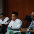 Plt Sekretaris Daerah (Sekda) Aceh Barat, Dr. Ir. Kurdi, ST, MT, MH., IPM, ASEAN. Eng membuka rapat koordinasi terkait rancangan pembangunan proyek infrastruktur bersama Kementerian PPN/Bappenas RI. dok. Pemkab Aceh Barat