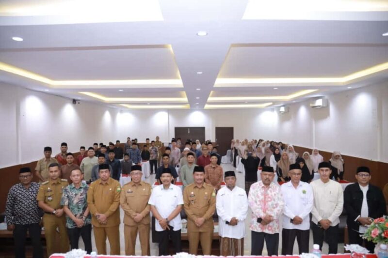 Foto bersama pada pembukaan TC Penuh Kafilah MTQ Aceh Besar, di Hotel Madinatul Zahra, Kecamatan Darul Imarah, Kabupaten Aceh Besar, Selasa (21/10/2025). FOTO:  PROKOPIM PEMKAB ACEH BESAR