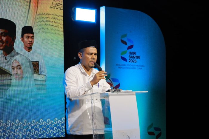 Kadisdik Dayah Aceh Besar Abu Bakar, S.Ag, membuka Lomba Baca Kitab Kuning Se Kabupaten Aceh Besar Tahun 2025 di Komplek Dayah Latansa Zikrillah Al Amiriyah, Gampong Seubam Cot, Kecamatan Montasik, Rabu (22/10/2025) malam. FOTO: MC ACEH BESAR