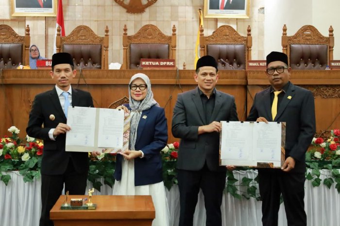 Bupati Aceh Barat, Tarmizi SP, MM menghadiri kegiatan penyampain akhir fraksi terhadap pembahasan dan penetapan rancangan KUA PPAS Aceh Barat tahun anggaran 2026 sekaligus penutupan rapat paripurna ke VIII masa sidang ke III DPRK Aceh Barat tahun 2025. dok. Pemkab Aceh Barat