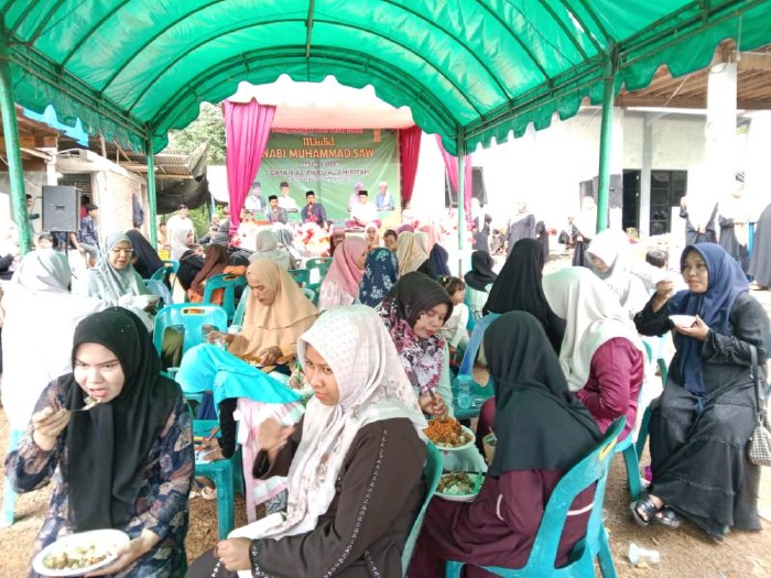 Peringatan Maulid Nabi Besar Muhammad SAW yang dilaksanakan di Dayah Az-Zikru Al-Amiriyah di bawah yang dipimpin oleh Tgk. Rahmatullah MZ , berlangsung meriah di gampong Ulee Lueng, kecamatan Darul Imarah Aceh Besar, Sabtu (25/10/2025). dok. Pemkab Aceh Besar