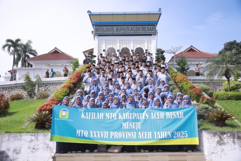 Foto bersama pada pelepasan Kafilah MTQ Aceh Besar di Meuligoe Bupati Aceh Besar, Kota Jantho, Kamis (30/10/2025). FOTO: PROKOPIM PEMKAB ACEH BESAR