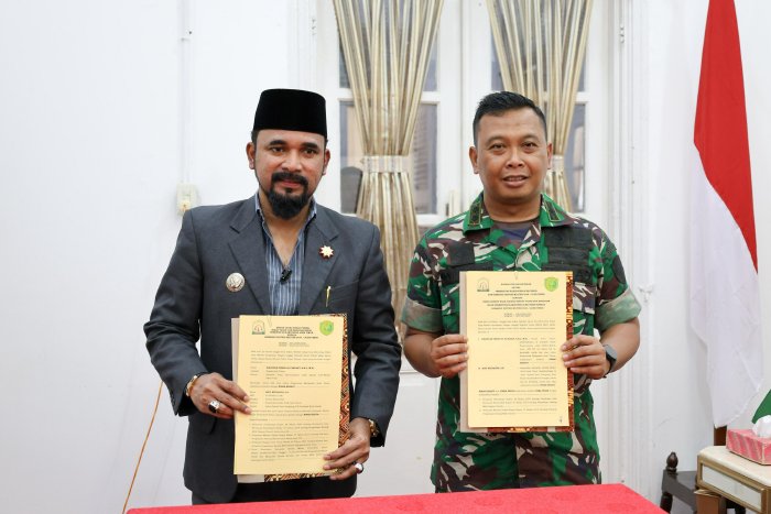 Bupati Al-Farlaky Tandatangani Revisi Naskah Perjanjian hibah dan BAST yang dihibahkan ke MAKODIM 0104/Atim. dok. Diskominfo Kab. Aceh Timur