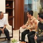 Bupati Aceh Barat, Tarmizi, SP, MM bersama Wakil Bupati Said Fadheil dan Kepala Dinas PUPR Aceh Barat, Dr. Kurdi, ST, MT, melakukan pertemuan penting dengan Menteri Pekerjaan Umum (PU) Dody Hanggodo, Sabtu (4/10/2025). dok Pemkab Aceh Barat