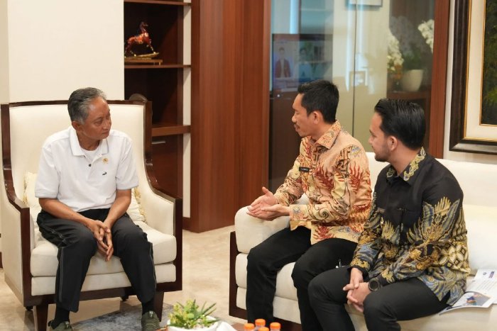 Bupati Aceh Barat, Tarmizi, SP, MM bersama Wakil Bupati Said Fadheil dan Kepala Dinas PUPR Aceh Barat, Dr. Kurdi, ST, MT, melakukan pertemuan penting dengan Menteri Pekerjaan Umum (PU) Dody Hanggodo, Sabtu (4/10/2025). dok Pemkab Aceh Barat