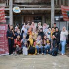 Foto bersama pada peringatan Hari Anak Perempuan Sedunia yang digelar di salah satu objek wisata pantai di Gampong Lampuuk, Kecamatan Lhoknga, Kabupaten Aceh Besar, Sabtu (11/10/2025). FOTO: MC ACEH BESAR