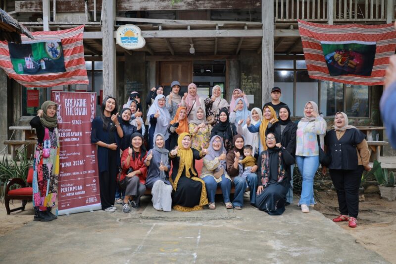 Foto bersama pada peringatan Hari Anak Perempuan Sedunia yang digelar di salah satu objek wisata pantai di Gampong Lampuuk, Kecamatan Lhoknga, Kabupaten Aceh Besar, Sabtu (11/10/2025). FOTO: MC ACEH BESAR