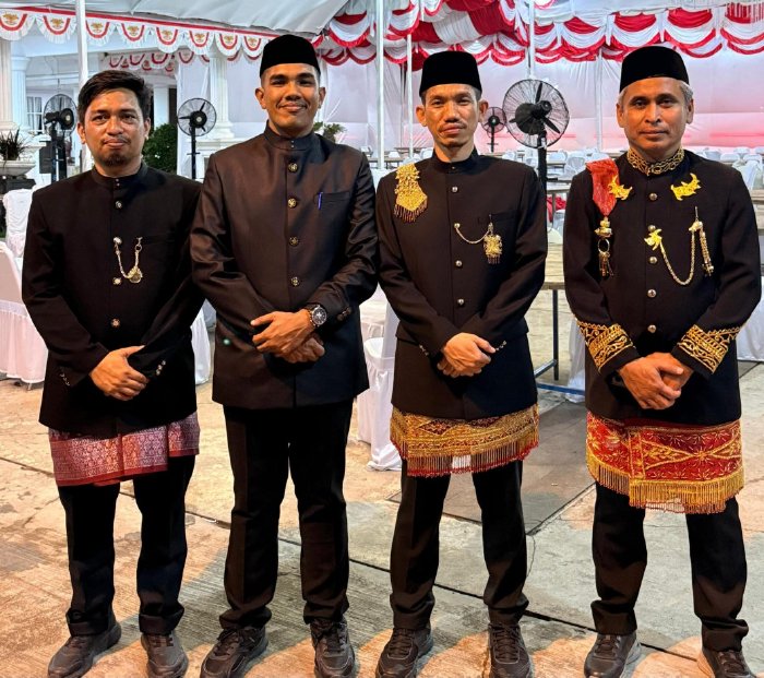 Bupati Aceh Barat (dua dari kanan) bersama Tim Ahli Cagar Budaya (TACB) Kabupaten Aceh Barat. dok. Pemkab Aceh Barat