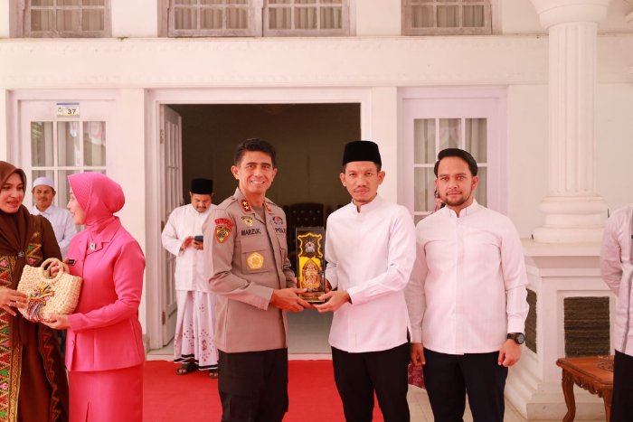 Bupati Aceh Barat, Tarmizi SP MM bersama Wakil Bupati Said Fadheil SH menerima kunjungan perdana Kapolda Aceh Brigadir Jenderal (Brigjen) Pol Marzuki Ali Basyah di Pendopo Bupati, Jumat (17/10/2025). dok. Pemkab Aceh Barat