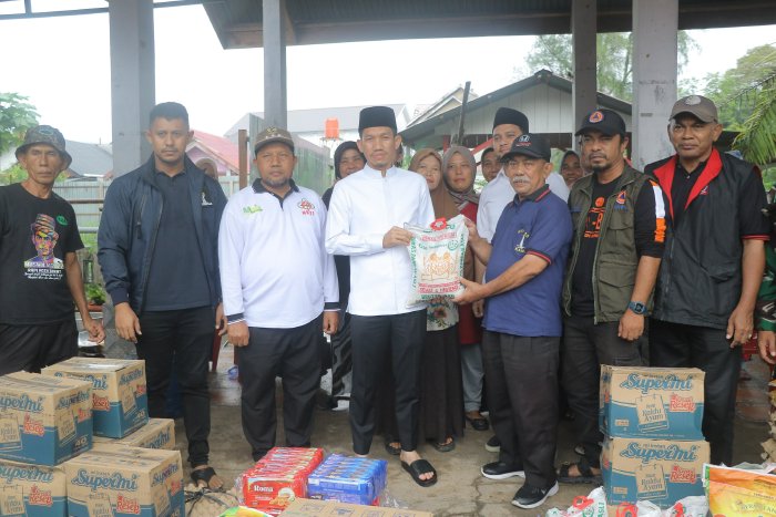 Bupati Aceh Barat Tarmizi SP MM bersama Wakil Bupati Said Fadheil SH yang di dampingi Kadis Sosial, Kalaksa BPBD dan Camat Johan Pahlawan menyalurkan bantuan logistik untuk dapur umum di Gampong Suak Indrapuri dan Gampong Pasir, Sabtu (18/10/2025). dok. Pemkab Aceh Barat