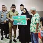 Bupati Aceh Timur, Iskandar Usman Al-Farlaky, S.H.I., M.Si., menyalurkan secara simbolis dana Zakat, Infak, dan Sedekah (ZIS) yang dikelola oleh Badan Baitul Mal Kabupaten Aceh Timur. Kegiatan berlangsung di Aula Graha Bunda, Idi, Senin (20/10/2025). dok. Pemkab Aceh Timur
