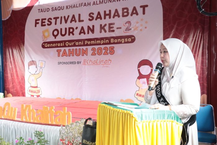Bunda PAUD Kabupaten Aceh Besar, Hj. Rita Mayasari memberikan sambutan pada acara Festival Sahabat Qur’an ke-2 TAUD SAQU Khalifah Al Munawwarah, di Kecamatan Darul Imarah, Ketapang, Selasa (21/10/2025). FOTO: MC ACEH BESAR