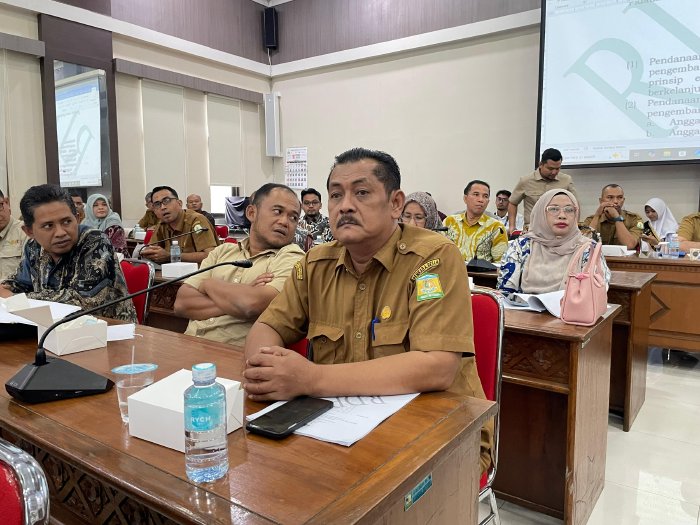 Plt Kadisnakertrans Aceh Besar, Irwansyah SH, menghadiri RDPU terkait Raqan Aceh tentang Ketransmigrasian, di Gedung Serbaguna Dewan Perwakilan Rakyat Aceh (DPRA), Kuta Alam, Banda Aceh, Selasa (21/10/2025). FOTO: MC ACEH BESAR