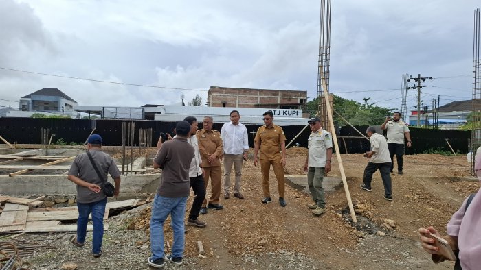 Tim Pemkab Aceh Besar meninjau lokasi pembangunan SMKS Muhammadiyah Banda Aceh yang berada di wilayah administrasi Kabupaten Aceh Besar, di Gampong Lampeuneurut, Kecamatan Darul Imarah, Selasa (21/10/2025). FOTO:  MC ACEH BESAR