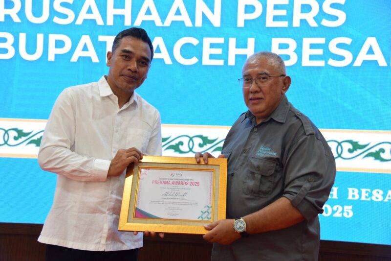 Ketua DPRK Aceh Besar Abdul Muchti menerima penghargaan Prerana SPS Award 2025 yang diserahkan Ketua Umum SPS Januar P Ruswita saat silaturahmi Pemkab Aceh Besar dengan jajaran pengurus Serikat Perusahaan Pers se-Indonesia, di Meuligo Bupati Aceh Besar, Kota Jantho, Selasa (21/10/2025) siang. dok. MC Aceh Besar