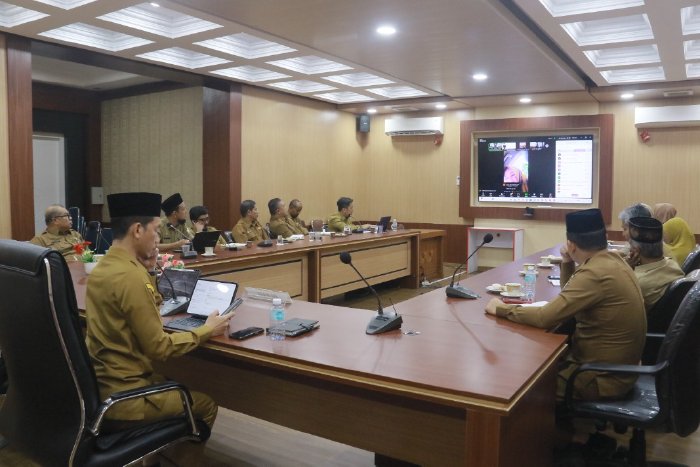 Pemerintah Kabupaten Aceh Barat menggelar rapat koordinasi bersama Bupati dan Wakil Bupati Aceh Barat yang dilaksanakan secara daring dari Ruang Teuku Umar Kantor Bupati, Senin (27/10/2025). dok. Pemkab Aceh Barat